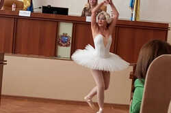 «Лебединое озеро» в горсовете Черноморска: чиновница станцевала для мэра балет — новые детали, видео