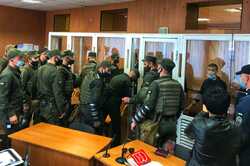 В Одесі семеро обвинувачених власноруч порізали себе в залі суду