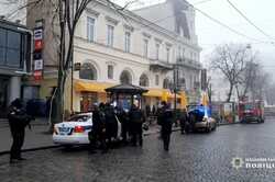 В Одессе мужчина угрожал взорвать гранату в «Макдональдсе» на Дерибасовской