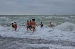 В Одессе отметили День моржа купанием в ледяном море
