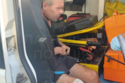 На Одещині патрульні звільнили чоловіка, якого затиснуло в салоні автомобіля 