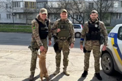 Одеські патрульні у Херсоні врятували собаку, який впав у яму 