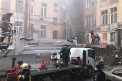 Одесский коммунальщик спас несколько людей во время пожара в колледже