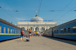 Які поїзди по одеському маршруту затримуються через погану погоду