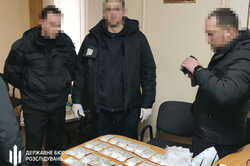 На Одещині затримано правоохоронців, які вимагали хабарі за дозвіл на торгівлю