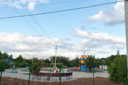 Зосередження електропроводів: під Одесою заборонили відвідування нового дитячого майданчика (ФОТО)