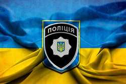В Одессе полицейская крыла матом молодых людей, угрожая им своим удостоверением, - ВИДЕО (18+)