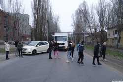 Одесситы перекрыли дорогу из-за луж во дворе и сырости в домах
