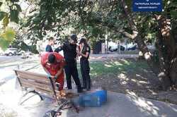 В Одессе патрульные обнаружили под скамейкой пьяную мать с 5-летним мальчиком