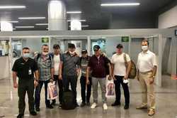 В Одессу прилетели шестеро освобожденных из пиратского плена моряков