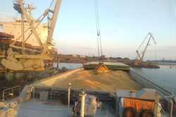 В порты Одесской области зерно поставляет самая большая баржа Украины (ФОТО)