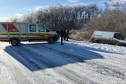 Спасатели извлекают автомобили из снежных ловушек в Одесской области