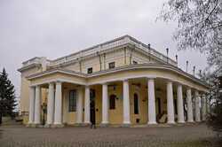 Ось так реставрація: в Одесі руйнується карниз Воронцовського палацу (ФОТО)