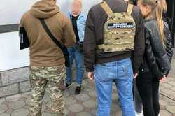 В Одесі затримали посередницю в передачі хабара чиновникам Міноборони