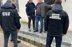 Затримання посадовця на Одещині: як військовий відбирав у солдатів гроші