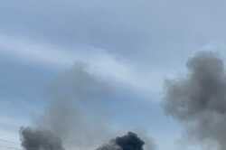 У небі над Одесою видно чорний дим