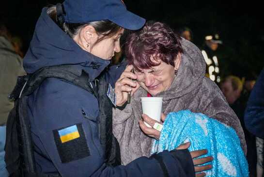 Одеські рятувальники показали, як діставали людей зі зруйнованої дроном РФ будівлі (ФОТО/ВІДЕО)