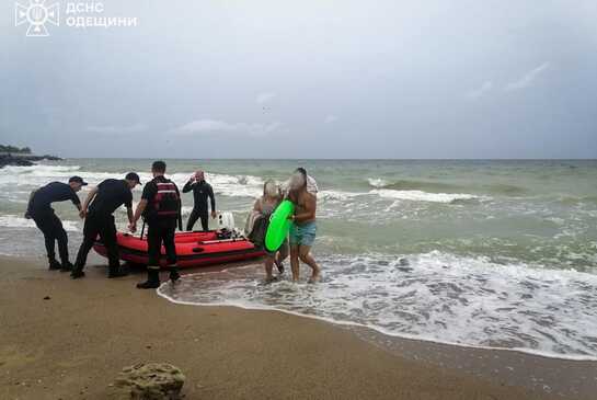 На Одещині чоловіка на надувному кругу ледь не віднесло у відкрите море (ФОТО)